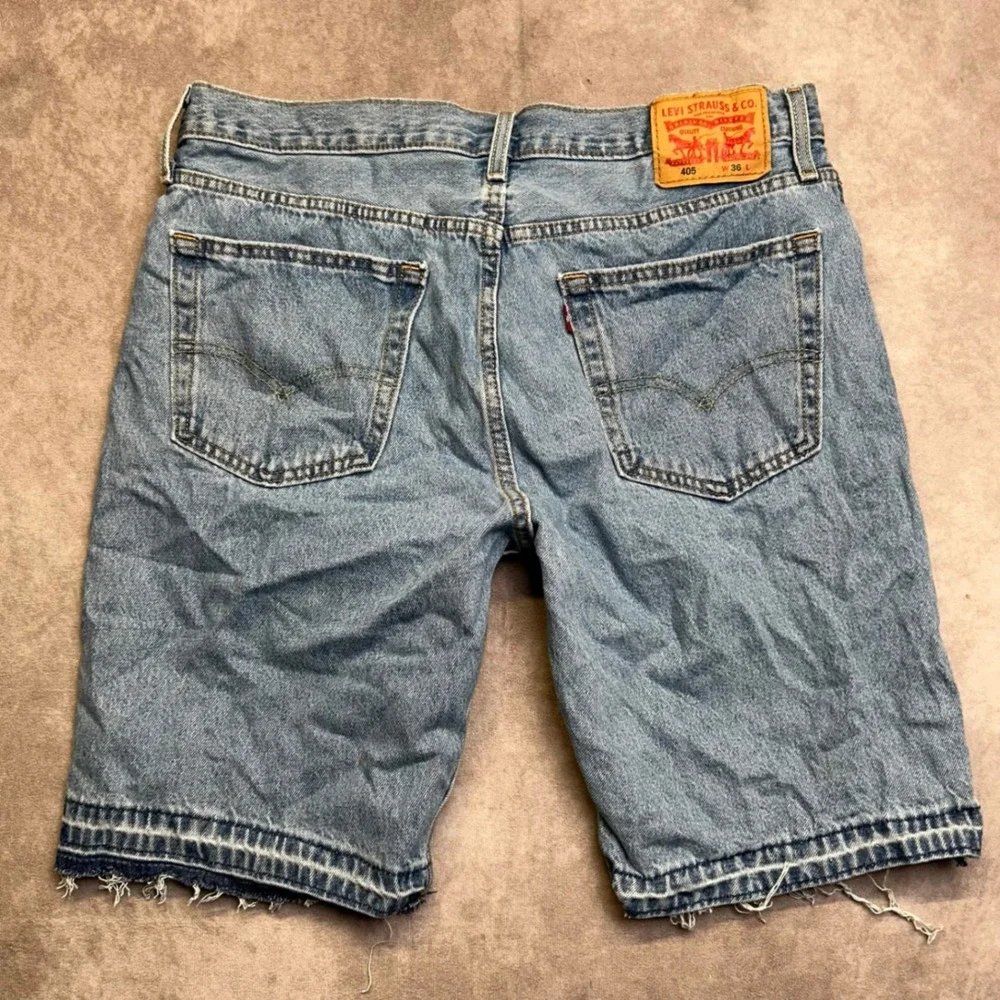 Levis 405 Relaxed Fit Denim Shorts Mens 36 Medium Wash Raw Hem Jorts Blue